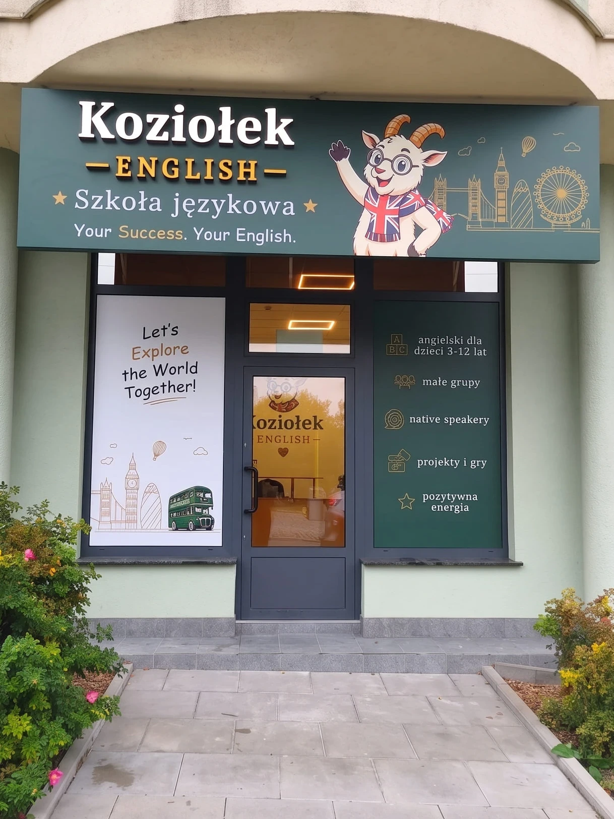 Wejście do szkoły Koziołek English przy ul. Krzyżowej 8 na Wildzie