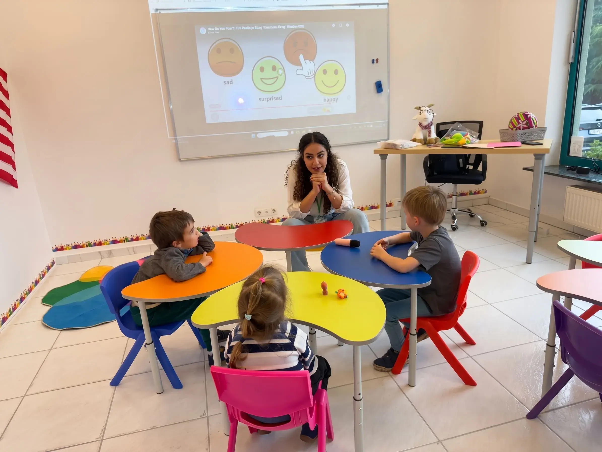 Nauczycielka z małą grupą dzieci na lekcji angielskiego w Koziołek English w Poznaniu
